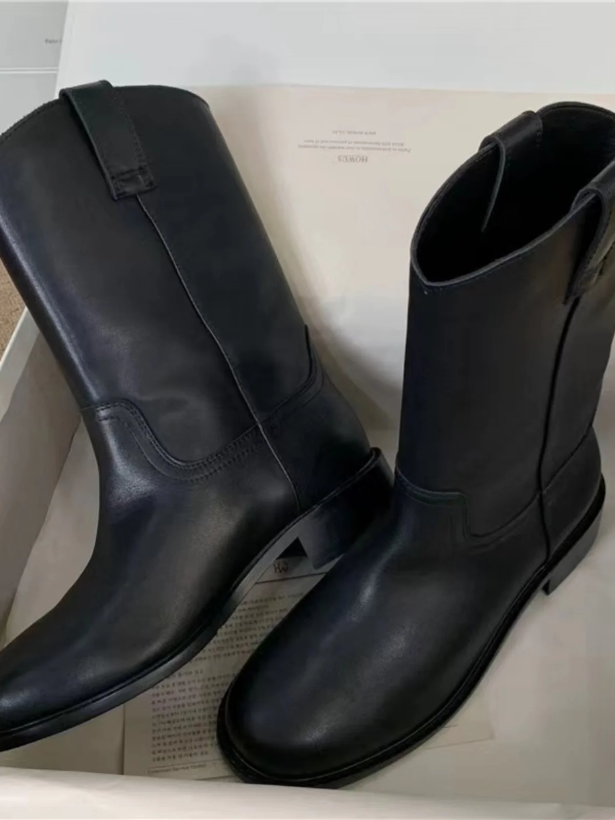 รองเท้าบูทสไตล์คาวบอยสำหรับผู้หญิง แฟชั่นขนเฟอร์ที่ปลายเท้า หัวกลม ส้นหนา รองเท้าบูทสั้นอเนกประสงค์ สวมใส่สบาย เหมาะสำหรับคอสเพลย์ รุ่นปี 2025