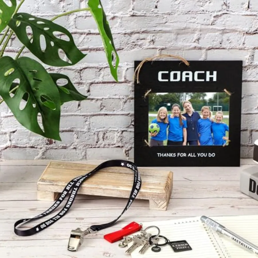 ชุดของขวัญขอบคุณโค้ชฟุตบอล 10 ชิ้น กรอบรูปไม้สำหรับใส่รูปภาพ ของขวัญแสดงความขอบคุณโค้ชฟุตบอล พร้อมพวงกุญแจขอบคุณ