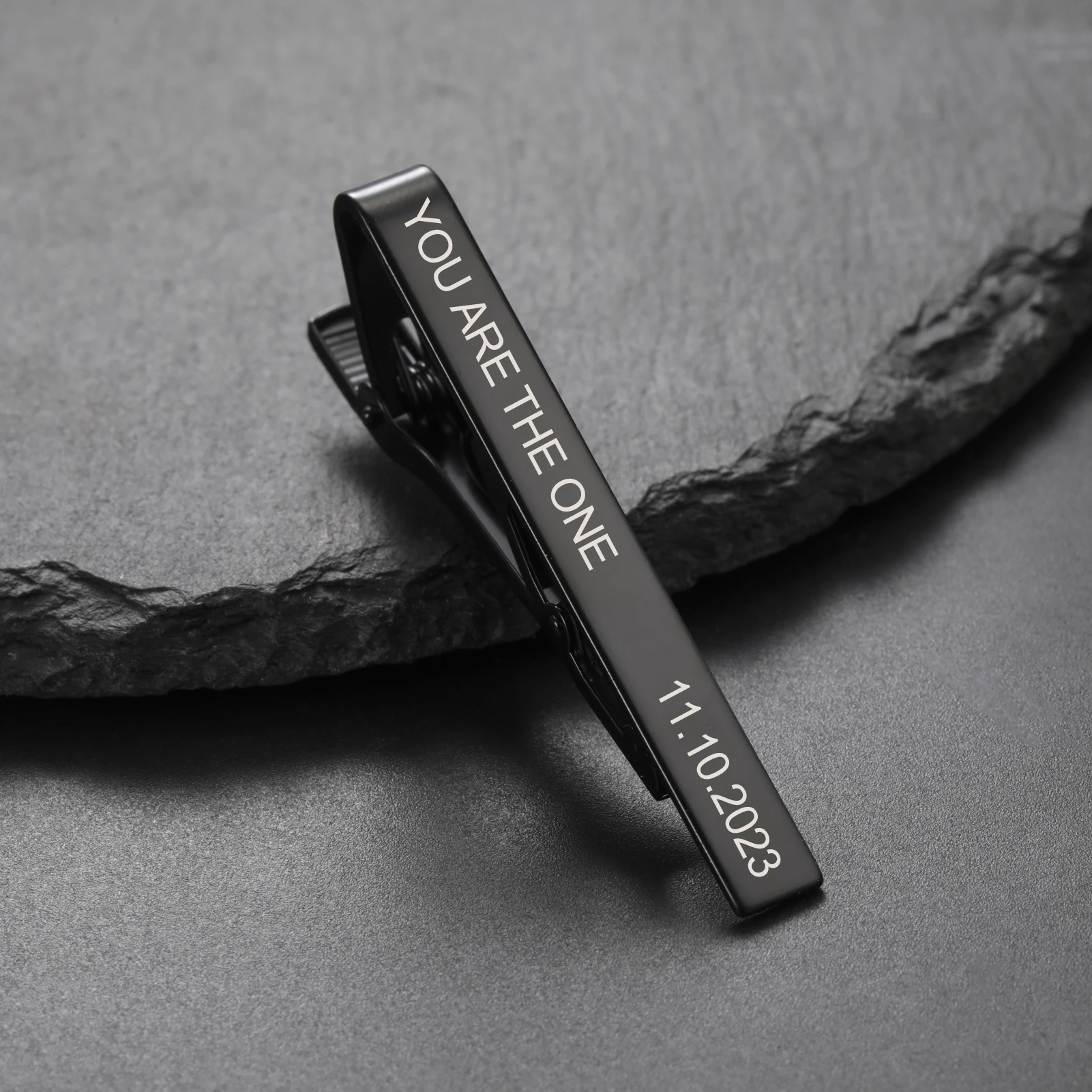 COOLTIME Benutzerdefinierte Brief Krawattenklammer für Männer Edelstahl Trend personalisierte gravierte Namen Krawattenklammer Schmuck Bussness Geschenk – Detail 7