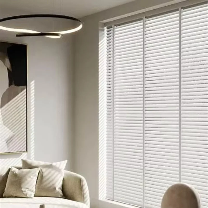 

Моторизованные деревянные жалюзи, работа с дистанционным управлением, плавный наклон, рейки из настоящего дерева, индивидуальный размер для больших окон и дверей