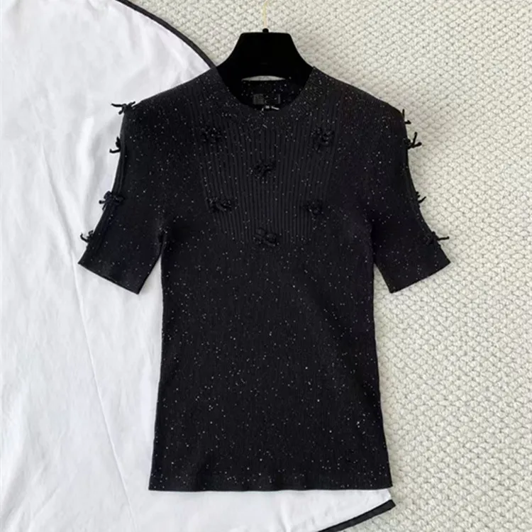 

Индивидуальная европейская и американская женская одежда на зиму 2025: черный вязаный свитер с короткими рукавами.