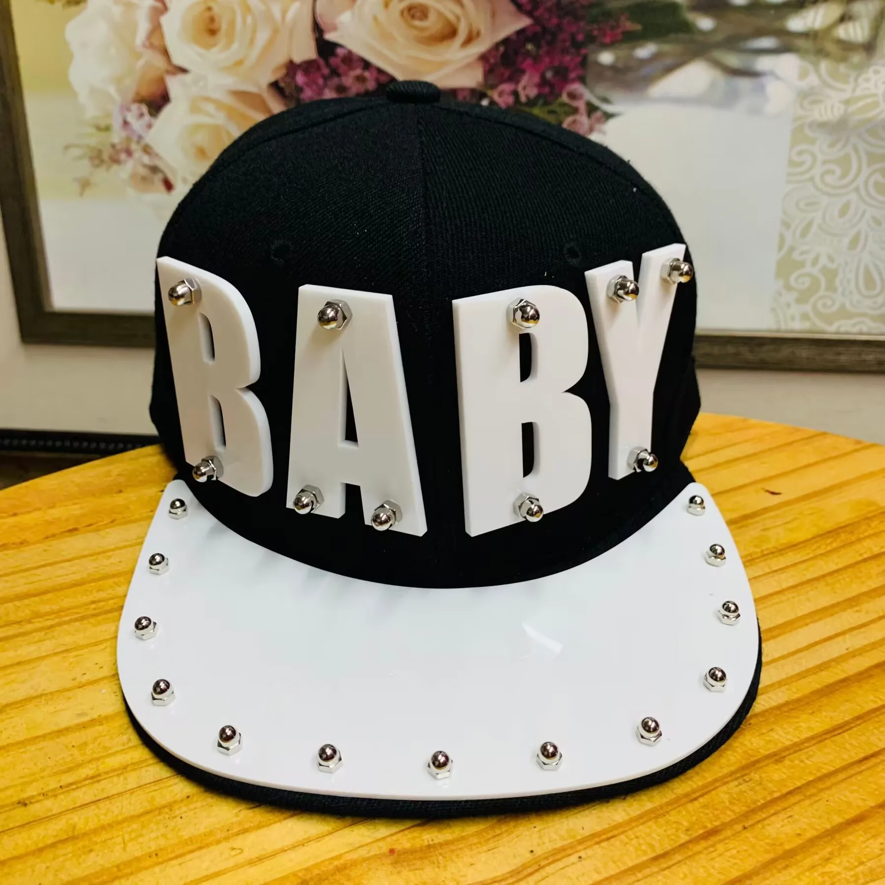 Amerykańska moda uliczna, osobowość, białe litery, dekoracja, punk, impreza, występ, hip-hop, kapelusz