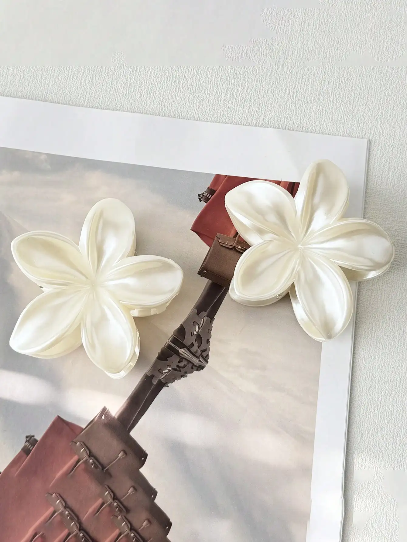 2Pcs white light sensitive flower clip, shark clip at the back of the head, beach vacation style, simple hair accessory image 5