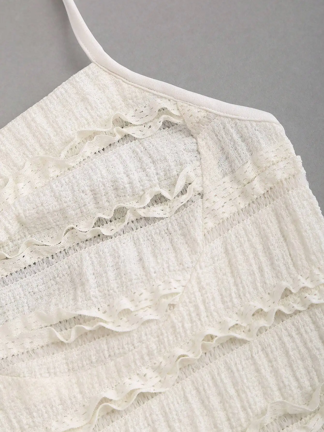 เดรสแม็กซี่สีขาว คอเชือกผูก แต่งระบาย พร้อมดีเทลห่วง ทรงเข้ารูป ชายกระโปรงทรงหางปลา สำหรับใส่ลำลองในฤดูร้อน