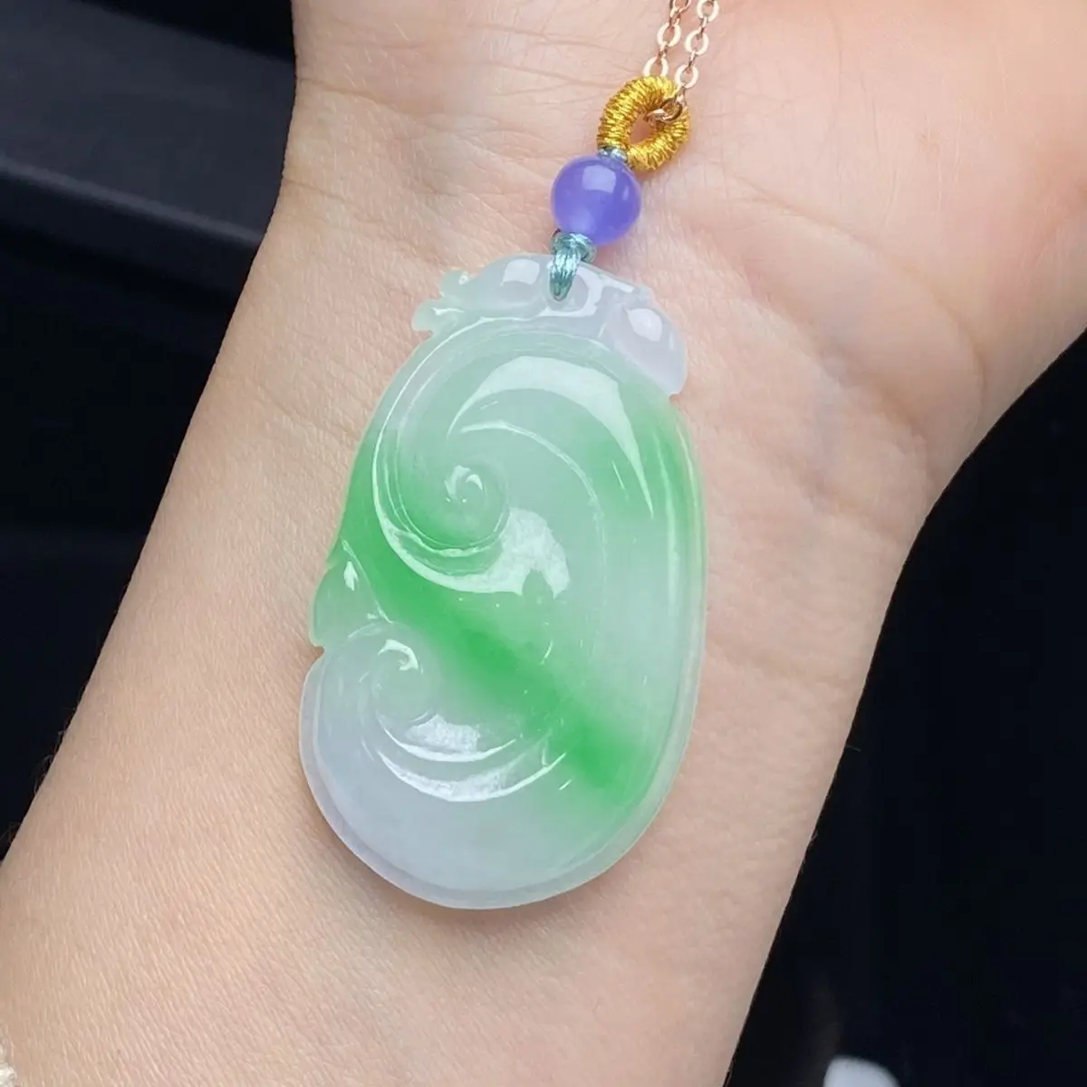 

Jade glutinous seed floating green ruyi pendant, thick and full, exquisite three-dimensional, size: 45x27x8mm