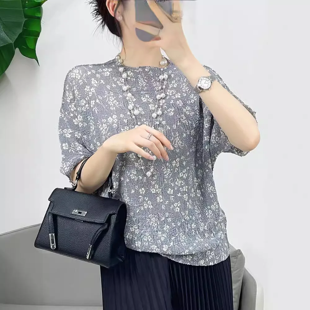 

2024 Summer New Miyake Pleated Casual Printed Small Floral Short-sleeved T-shirt Women's Loose and Versatile Women's Tops