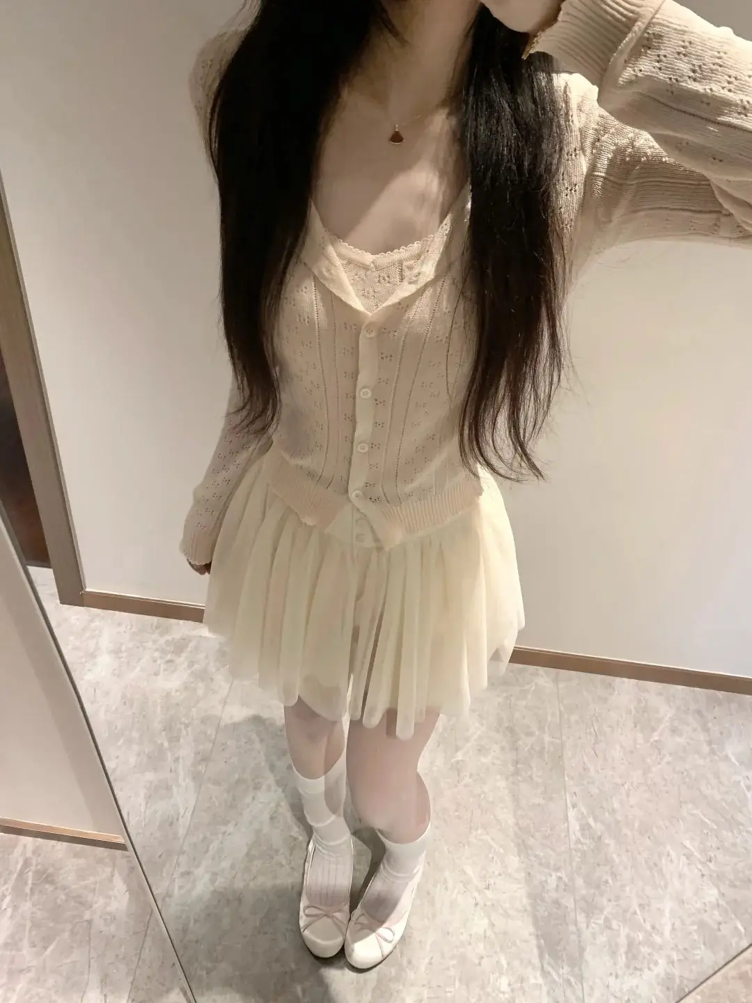 Женский комплект из трех предметов лета 2025 Pure Desire Sweet Spicy Girl, вязаный кардиган с вырезами, жилет на бретелях, юбка с высокой талией