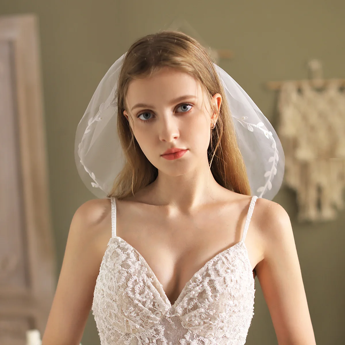 Lovely Short Bridal Veil 2 Layers Short Wedding Veils Leaves Shape with Pearls Wedding Accessories