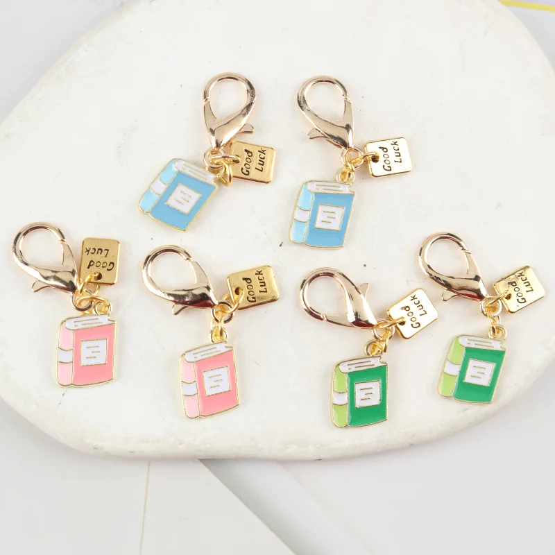 Ein Geschenk für Sie: Little Book Plus Good Luck-Serie mit 6 Schlüsselanhängern, mit der Aufschrift „Herzlichen Glückwunsch!“, geeignet für Rucksackreisen, Geschenke, die sich für besondere Anlässe