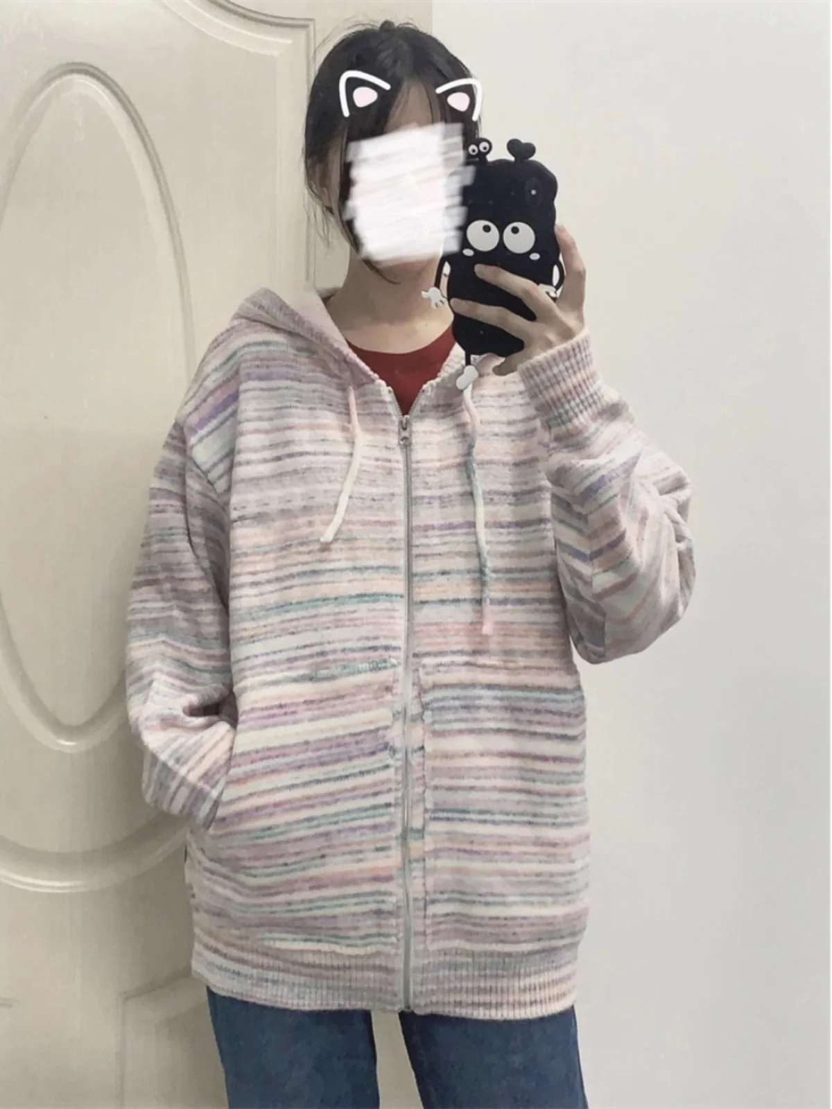 Elegancki sweter z kapturem, dzianinowy, damski, jesienno-zimowy, luźny krój, kolorowy, w paski, płaszcz, sofistyczny styl.