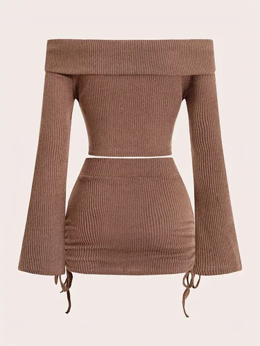 Imagen 2 del producto Conjunto acanalado de 2 piezas con hombros descubiertos para mujer: top corto de manga larga y minifalda fruncida para otoño/invierno
