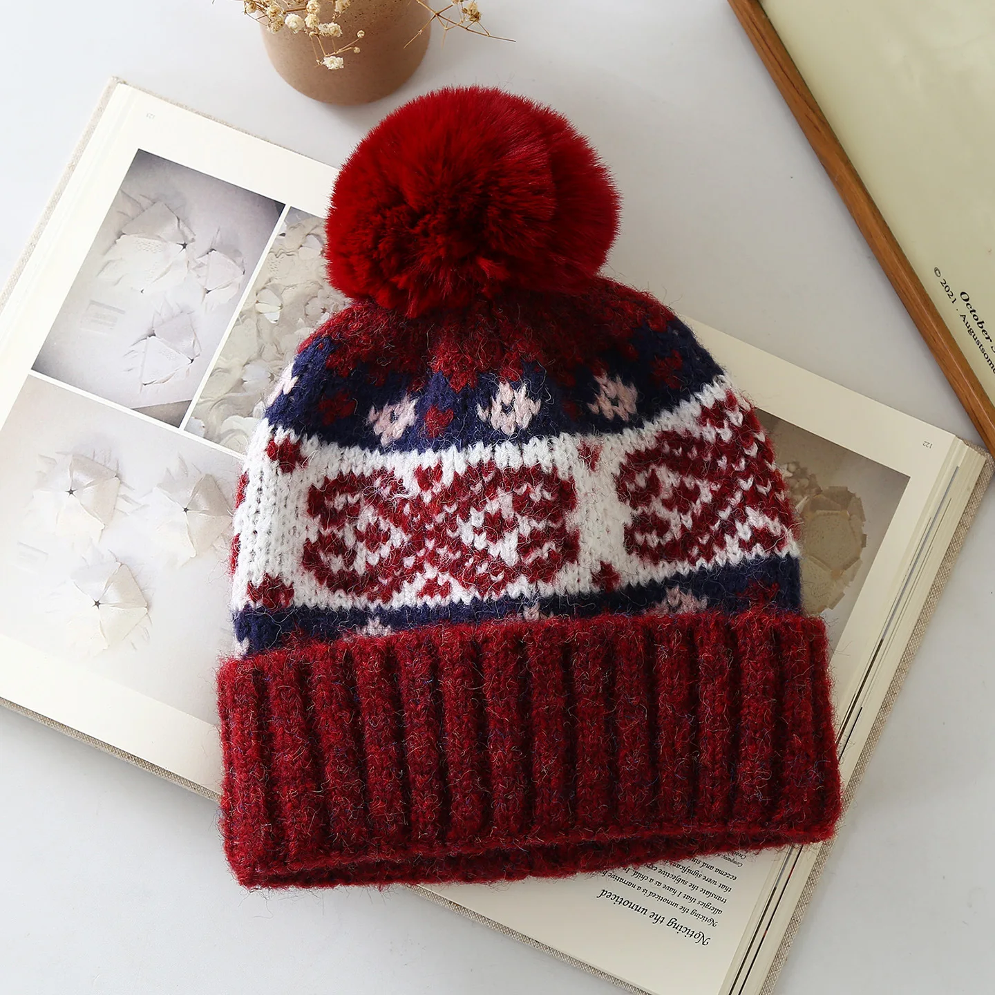 Fair Isle Jacquard Women's Knitted Hat with Thickened Brim and Large Pom-Pom, Elastic and Warm for Autumn and Winter Outdoor Use, Available in Multiple Colors