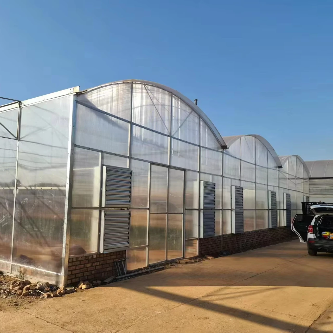 

Customized greenhouseCommercial Multispan Arch Polycarbonate Greenhouse with Hydroponic System for Tomato