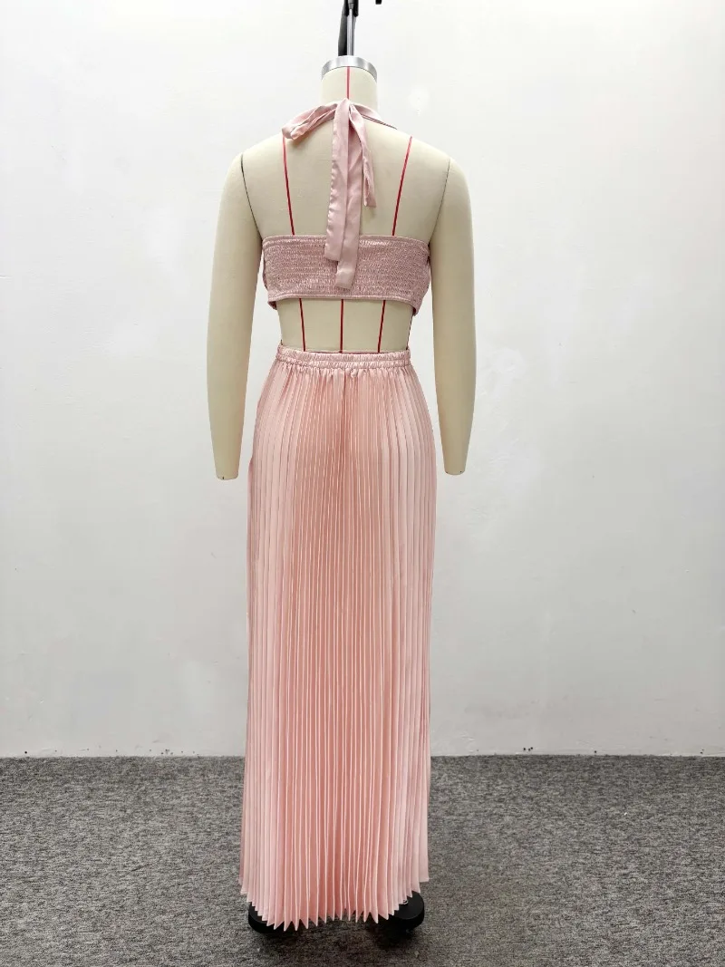 Zartrosa Plissiertes Neckholder-Satinkleid für Damen, Elegantes Afrikanisches Maxikleid mit Cut-Out-Taille, Ärmelloses Langes Abendkleid – Detail 3