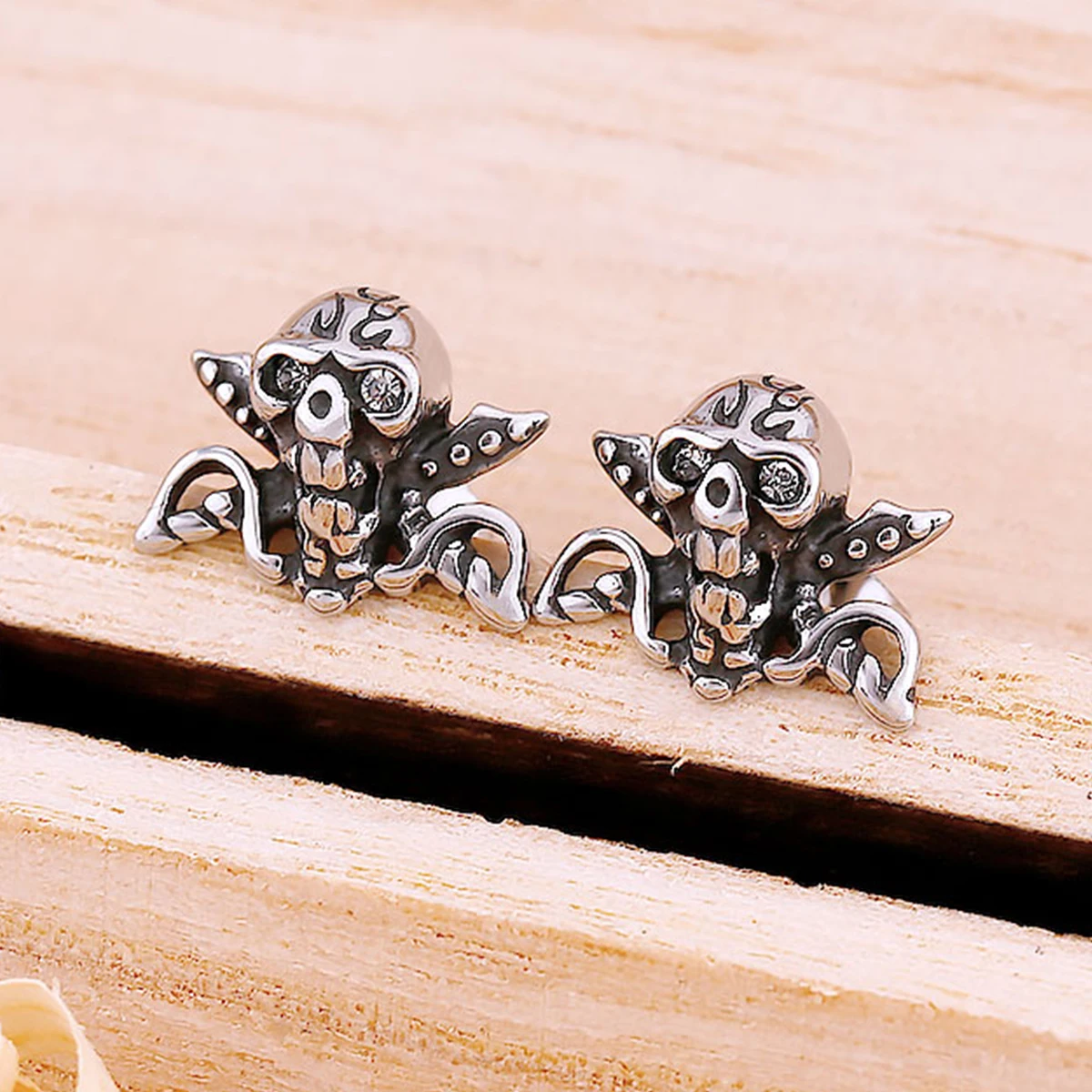 

Neo-Gothic Vampire Skull Stud Earrings For Men Punk Fashion Stainless Steel Earrings Vintage Charm Simple Skeleton Jewelry Gift