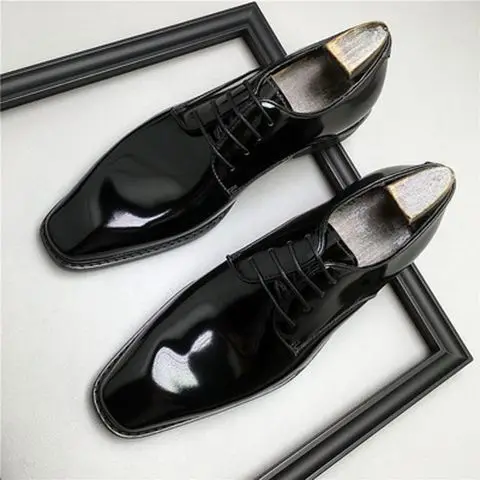 2025 جديد الرجال الطبقة الأولى جلد البقر فستان لطيف جلد مفتوح الحواف مطرز موضة العريس أكسفورد أحذية خفيفة بدون كعب