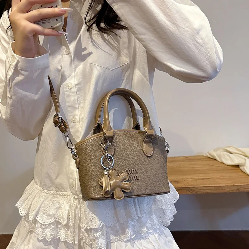 حقيبة يد جلدية أنيقة بتصميم كلاسيكي للنساء مع لون سادة وبسيط وتصميم عصري وحقيبة يد كروس فاخرة #5