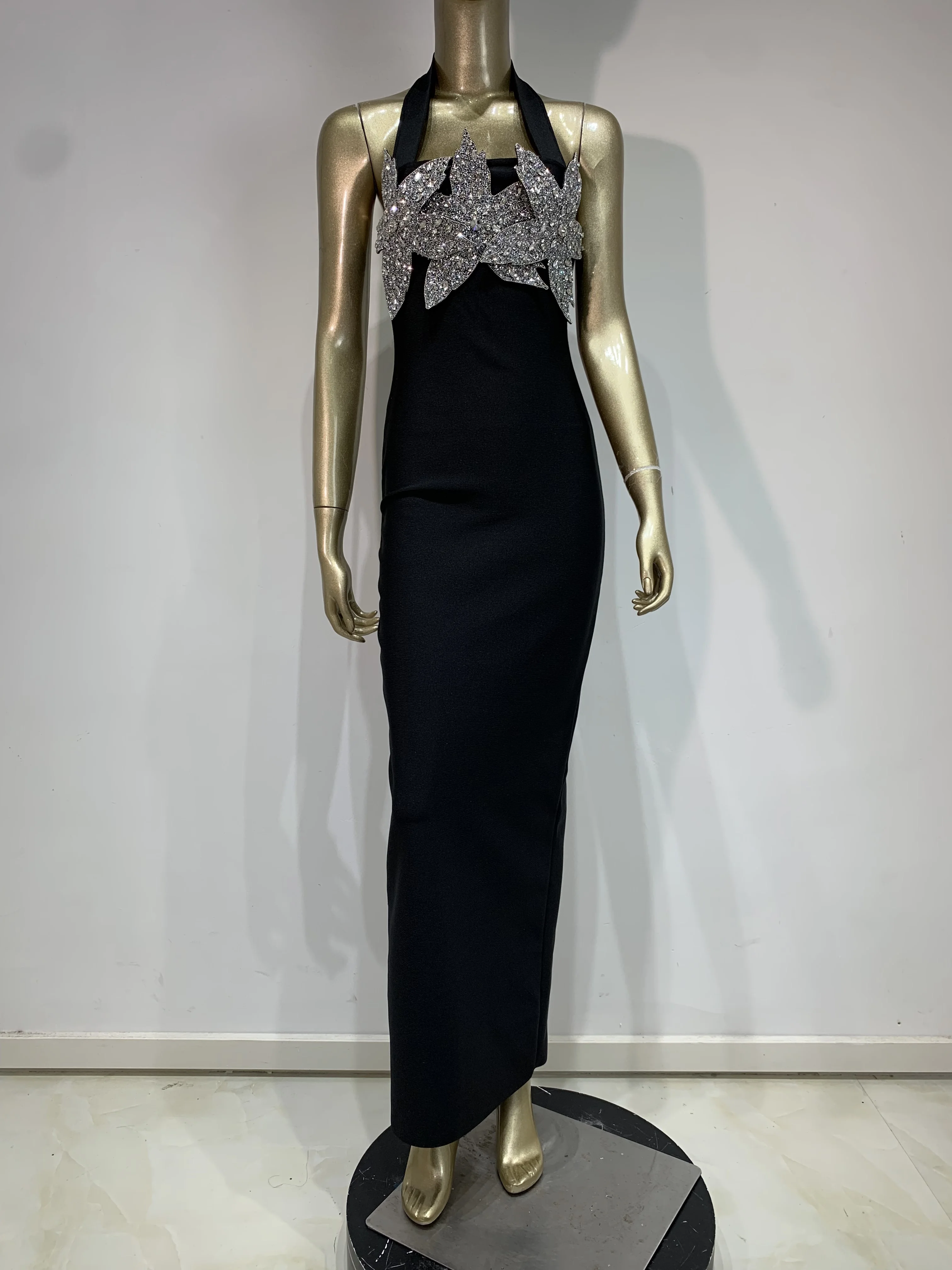 فستان نسائي مثير على شكل نجمة مرصع بالألماس بدون ظهر رسن أسود ماكسي طويل بأشرطة ضيقة 2025 فستان أنيق للحفلات المسائية والنوادي