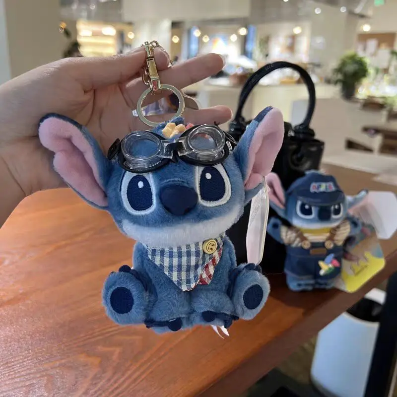2025, offiziell lizenzierter Stitch-Schlüsselanhänger und Taschenaufhänger, weiche und niedliche Hockpose mit Schutzbrille, blauer Schal, Lilo und Stitch