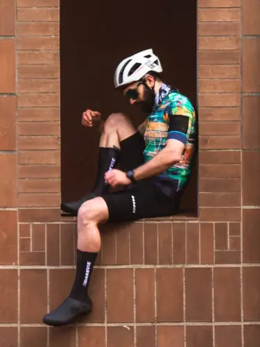 Imagen 2 del producto DAREVIE Maillot de ciclismo para hombre, secado rápido, antideslizante, nivel profesional, paquete de hidratación, Jersey de ciclismo suave de 4 bolsillos para hombre