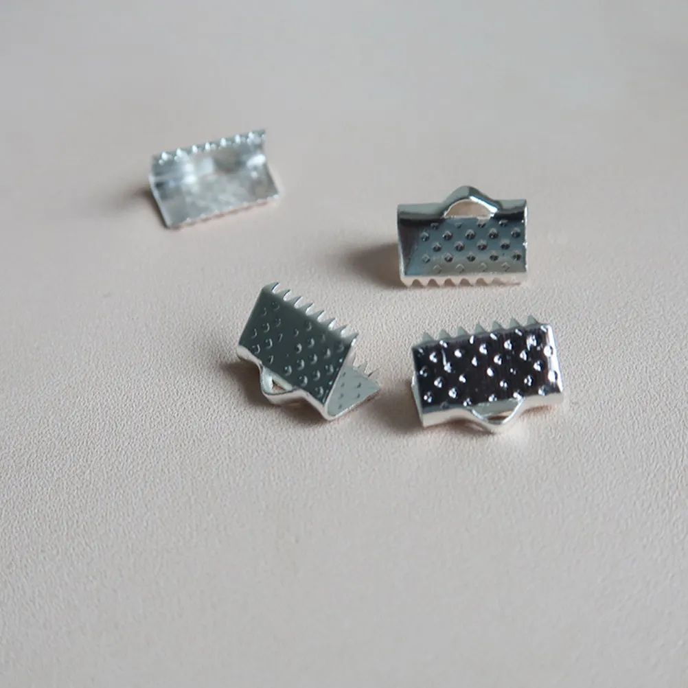 100 unidades de terminales metálicos chapados de 1,6 cm con forma de lazo, para sujetar las puntas de las cintas, ideales para la fabricación de collares, pulseras y otros accesorios.