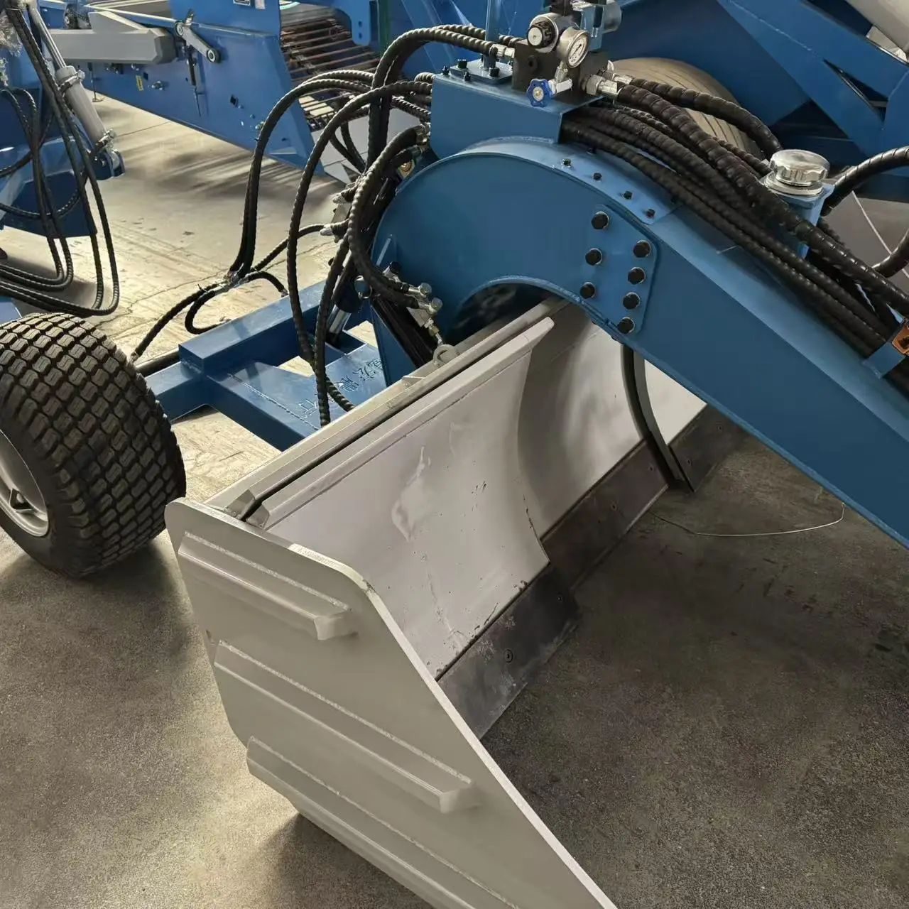 The Newest Land Leveling Machine Efficient Leveling Agricultural Machinery Satellite System with Base Station Grader