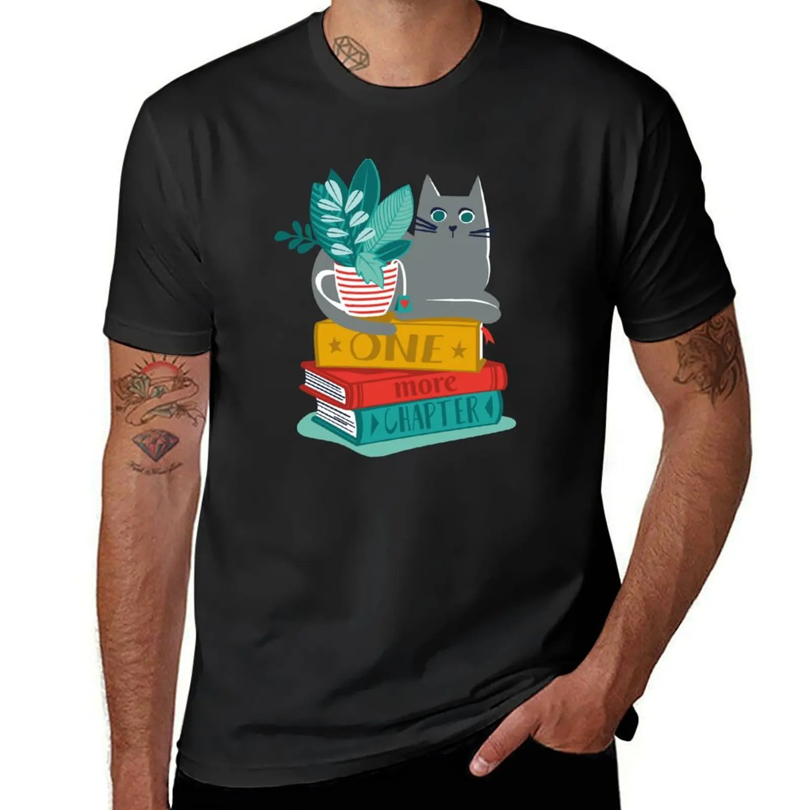 One more chapter/taza de rayas de gato gris con plantas, libros rojos, amarillos y verdes, fondo acuático, camiseta con cita