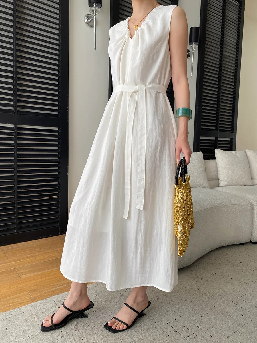 Sommerliches Damenkleid in unifarbenem, plissiertem Design mit V-Ausschnitt, Schnürung an der Taille und schlankmachendem, ärmellosem Schnitt. – Detail 11
