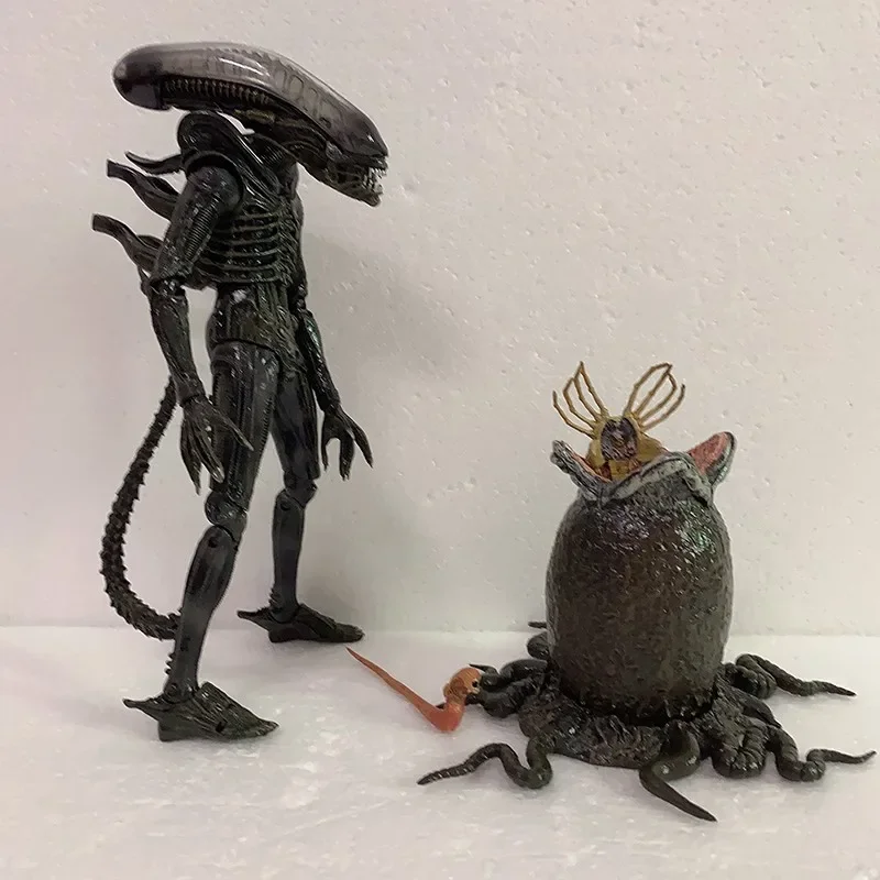 Aliens vs. Predator Deluxe Edition Rotatable Anime Figure Desktop Model Garage Kit Ornaments Toy Boy Birthday Halloween Gifts