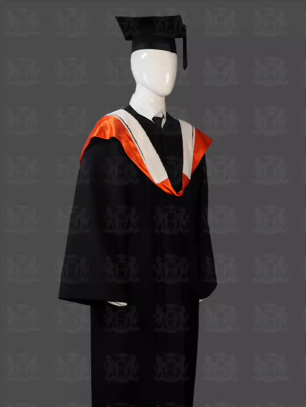 Uniformes de bacharel e mestrado personalizados