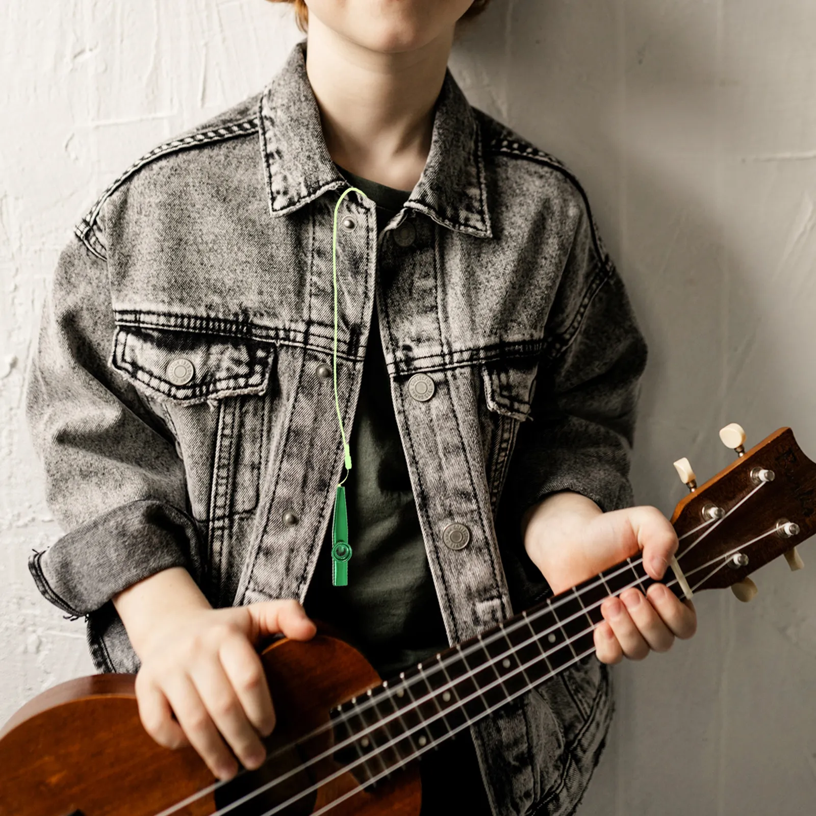 

Набор из 6 разноцветных металлических казу с веревкой для подвешивания, забавные развивающие музыкальные инструменты для флейты