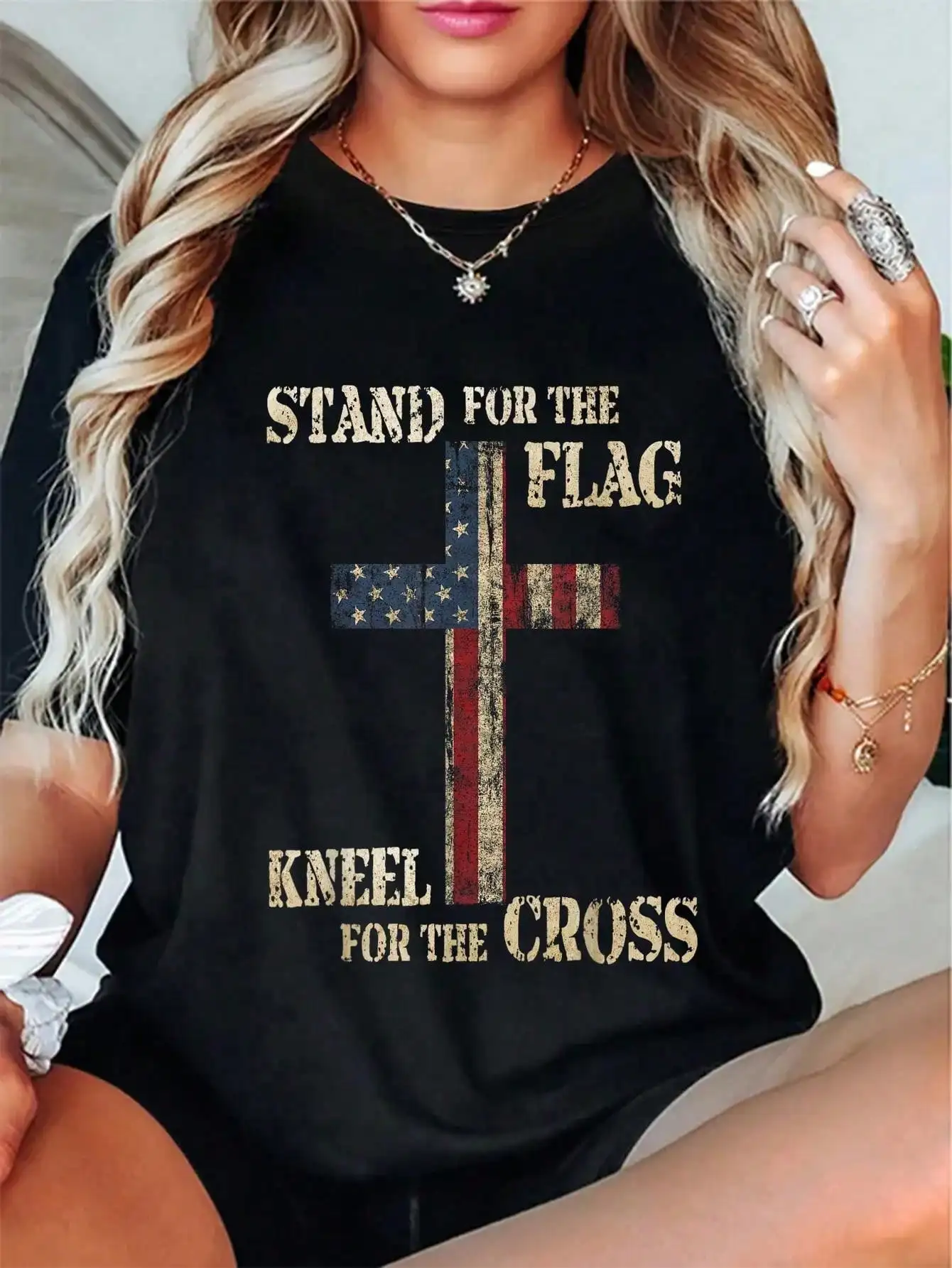 信仰にインスパイアされた愛国的な T シャツ、「Stand For The Flag Kneel For The Cross」プリント付き 100% クルーネック半袖 T シャツ