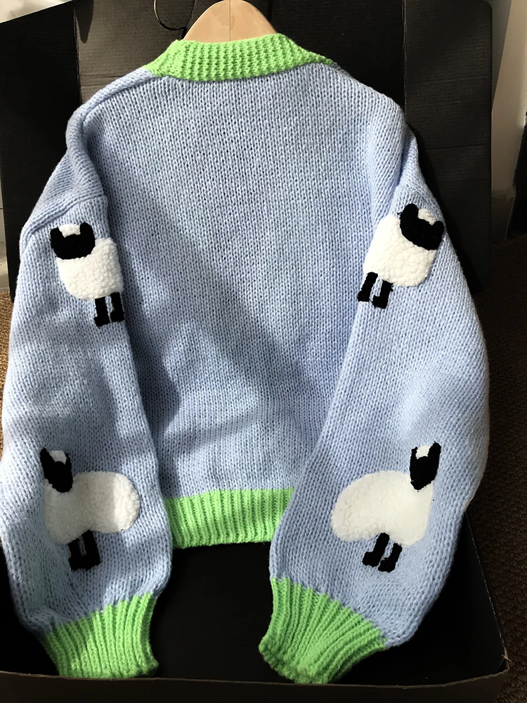 รูปแบบแกะ Chunky เสื้อสเวตเตอร์ถักปุ่มด้านหน้าน่ารักการ์ตูนเสื้อกันหนาวแขนยาว V คอฤดูใบไม้ร่วงผู้หญิงจัมเปอร์เสื้อถัก