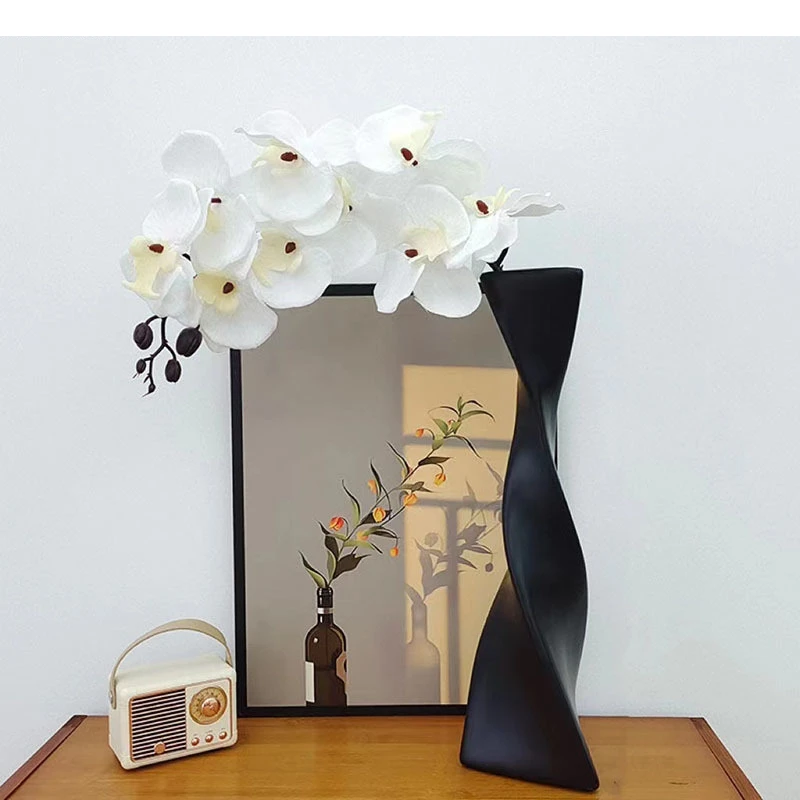 Geometric Twisted Vase Tabletop Ceramic Flower Ware Black White Arrangement Living Room Aesthetic Decor