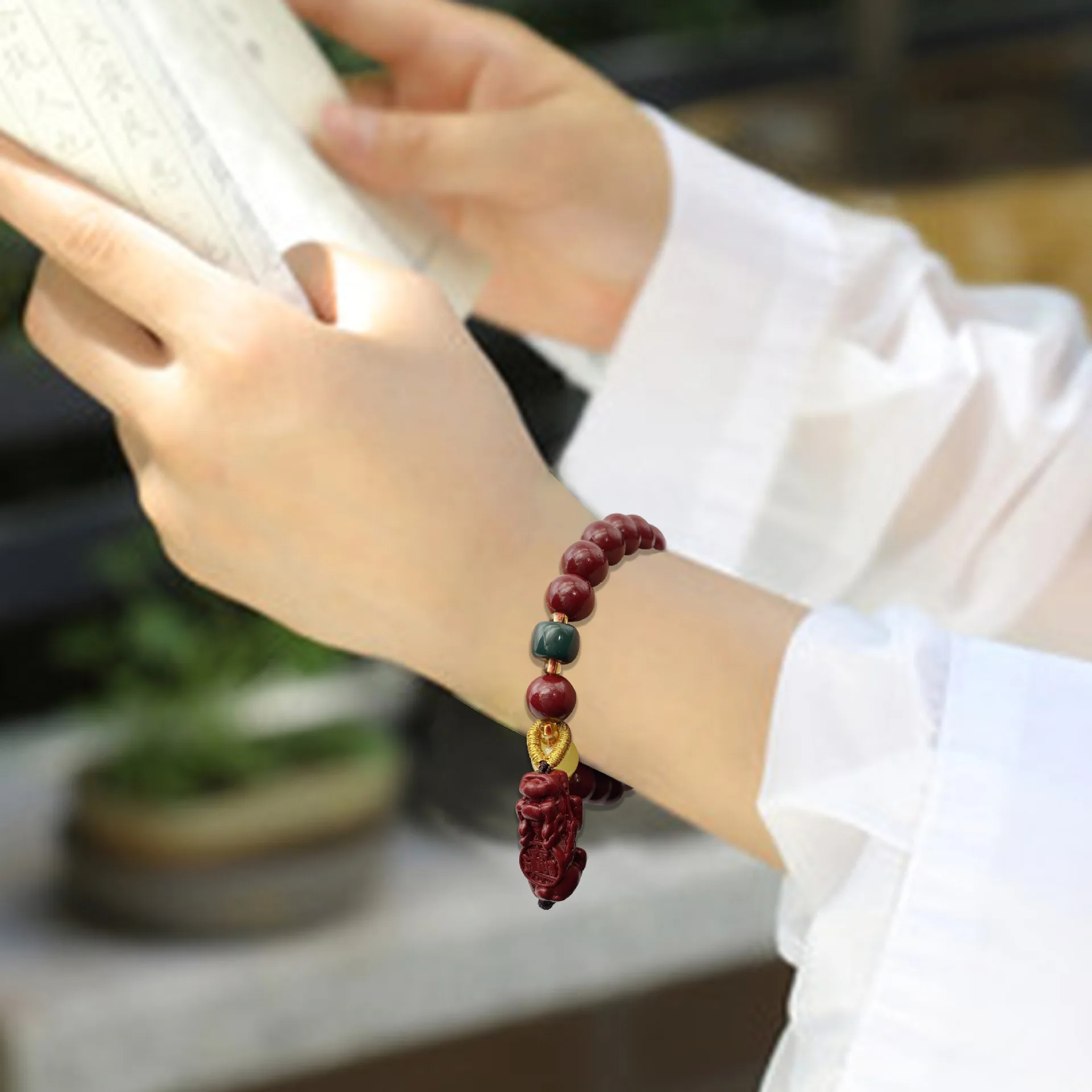 

Buddhist Pixiu cinnabar bracelet, simple and elegant string, natal year, men's and women's models, couples give gifts, niche