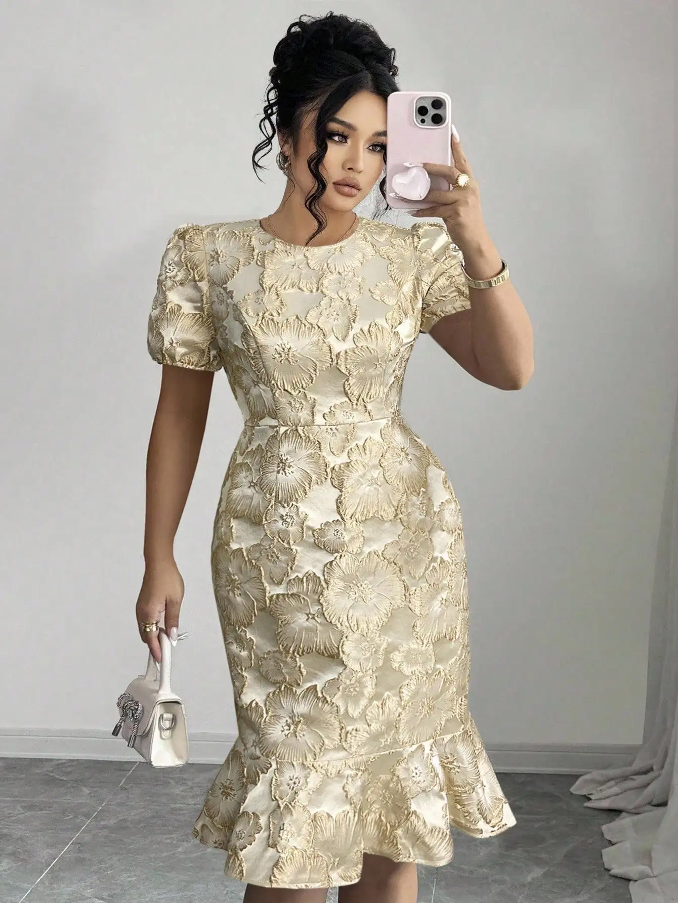 

Элегантное платье-русалка с цветочной вышивкой, короткими рукавами и приталенной талией