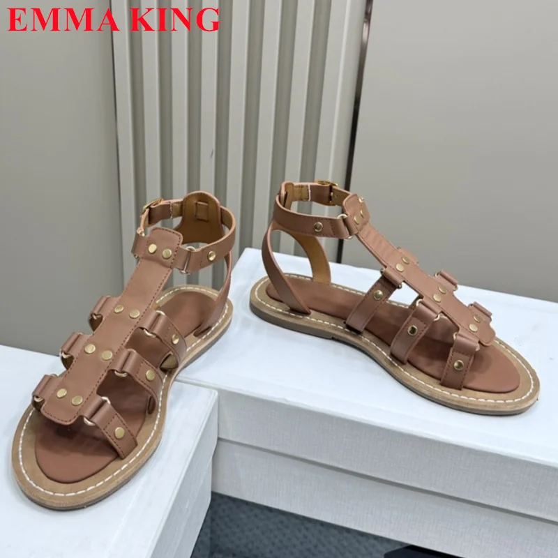 

2024 New Summer Rivet Flat Sandals Women Fashion Hollow Out Beach Casual Shoes Luxury Designer Buckle Strap Gladiator Sandals