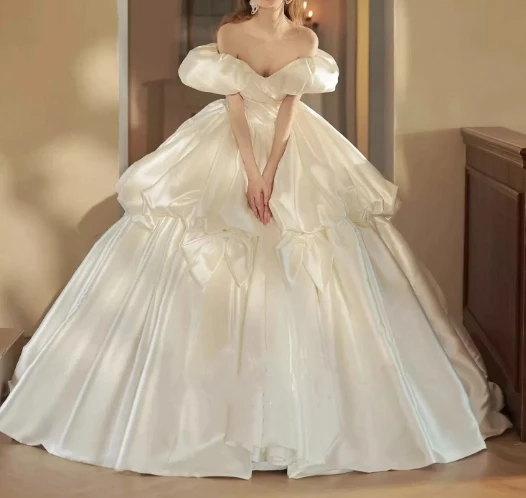 

Customized Luxury Silk Fluffy Skirt Princess Butterfly Wedding Veil V-Neck Off Shoulder Sleeves Backless Sexy Ball Bride Dress