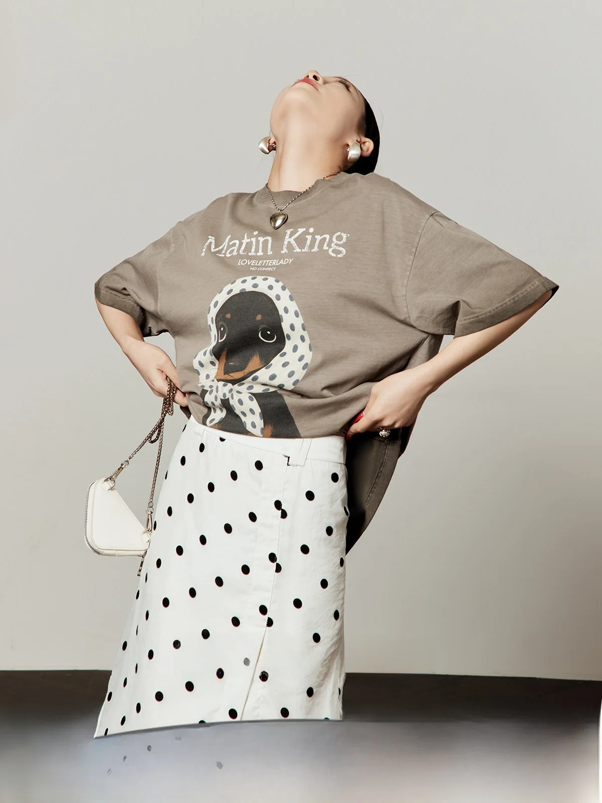 

Футболка в стиле ретро с принтом животных, свободного кроя, с коротким рукавом, летняя новинка, кофейного цвета, женская модная дышащая удобная модель