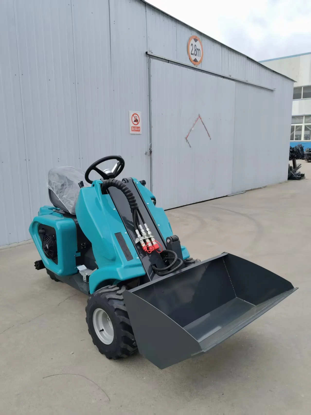 Mini three wheel skid steer loader 500 kg 600 kg 700 kg diesel mini skid steer loader for sale
