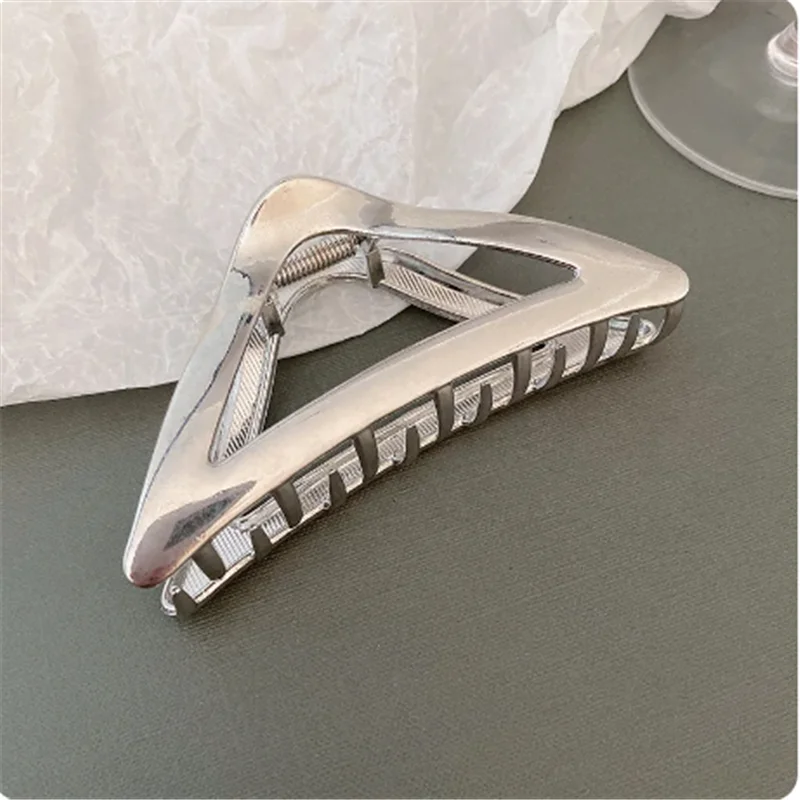 Triangle metal hair clip with European and American style personality, durable and fashionable, suitable for all hairstyles