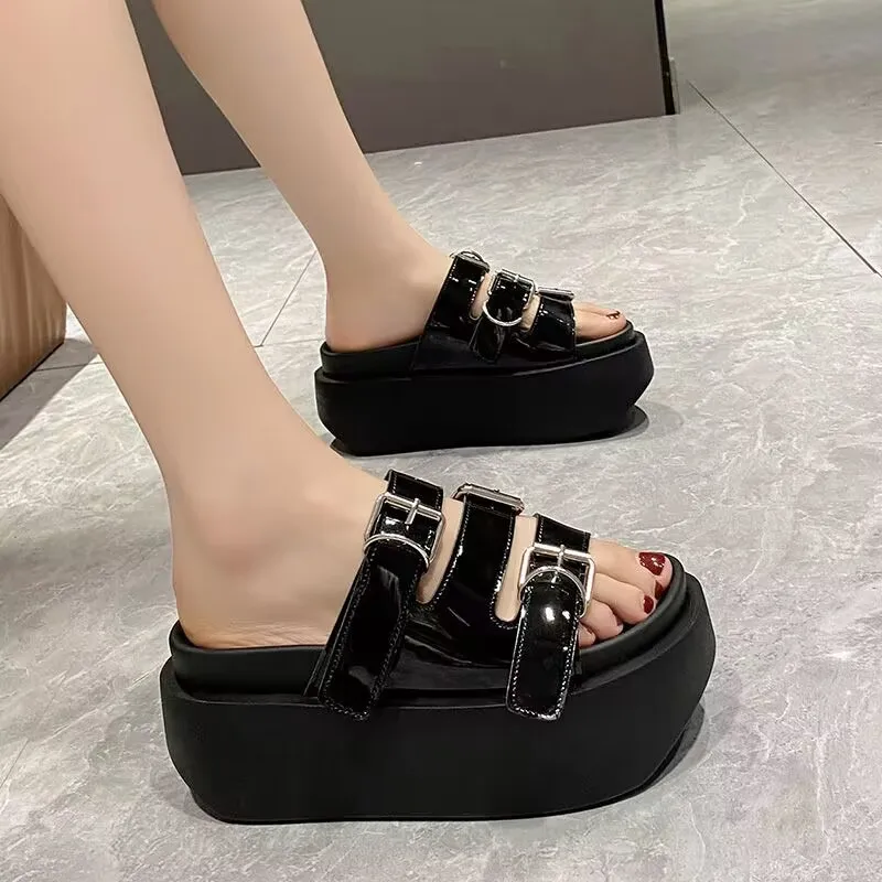 Premium Metal Buckle Patent Leather Fashionable Muffin Bread Women's Sandals Slippers Thick Sole 8cm Raised Flip Flop Outside