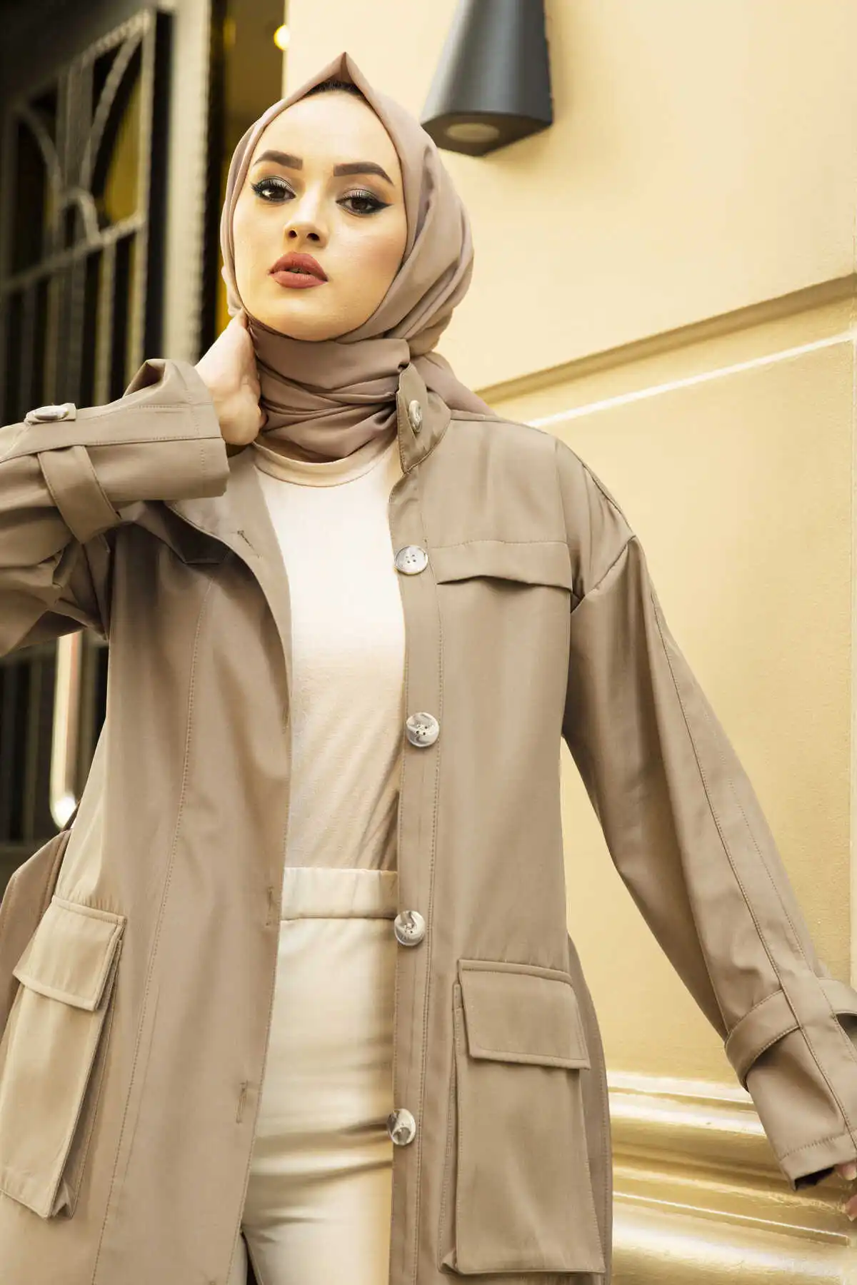 Dettaglio tascabile Hijab Trench visone