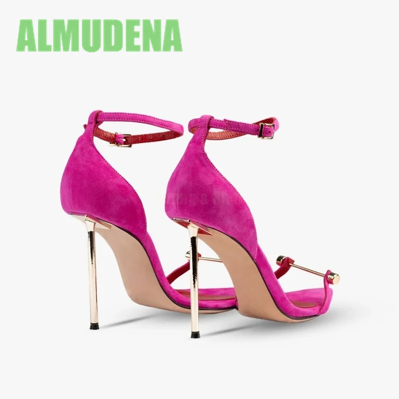 صنادل ذات كعب عالي مدببة بإبزيم معدني أحمر وردي، أحذية حفلات عصرية وبسيطة بإبزيم للكاحل