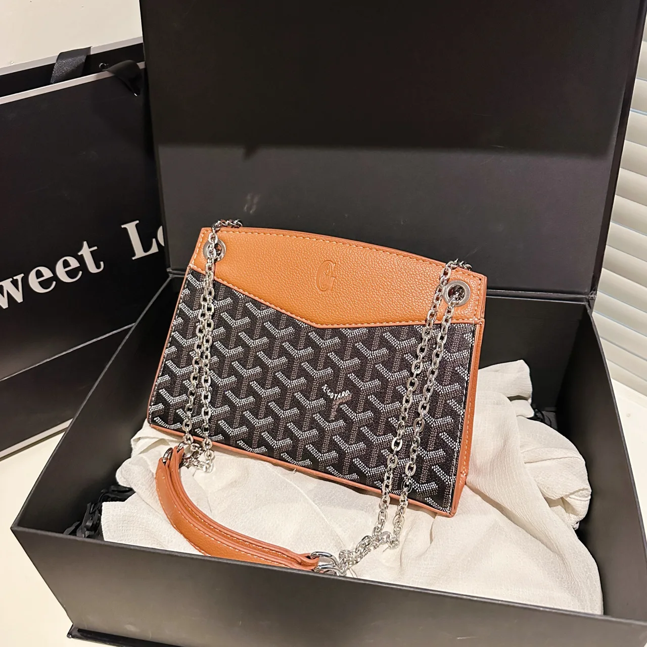 حقيبة مربعة أنيقة بحزام سلسلة، حقيبة كروس صغيرة متطورة للنساء، محفظة كتف صغيرة أنيقة، حقيبة عصرية من اليوم إلى الليل