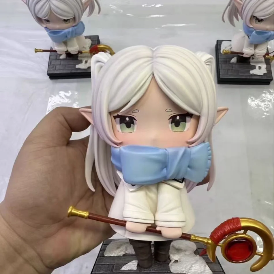Figura de Elfo Frieren de Invierno de 14 cm de Beyond Journey's End, Decoración Kawaii para Escritorio con Mímico Cofre, Regalo Otaku, Coleccionable Lindo de 5.51 pulgadas