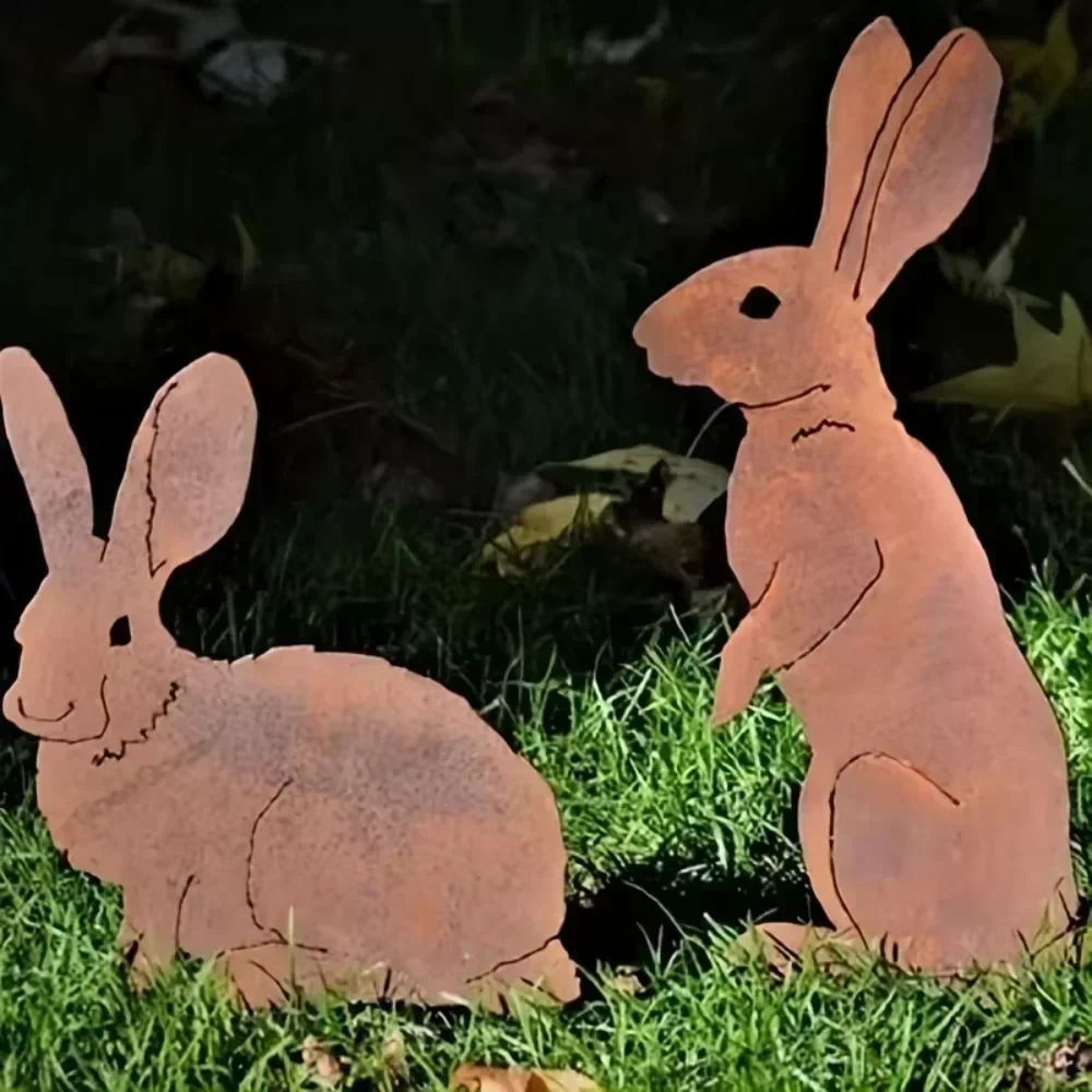 Tiki – inspiriertes rustikales Kaninchen-Gartensteck aus Metall – Die rostige Hasen-Silhouette auf Gartendekoration im Freien macht es tolle Option