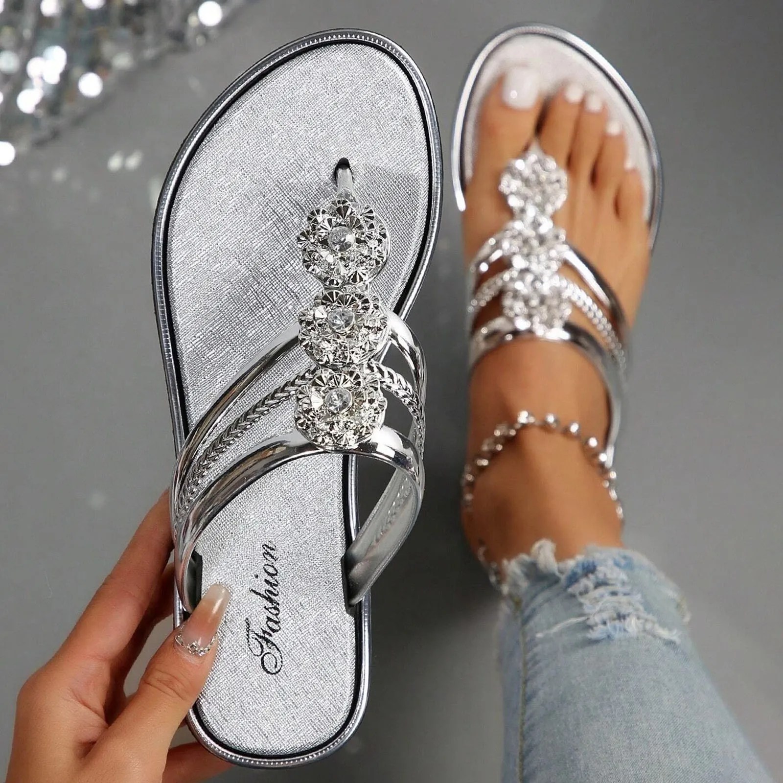 Chinelos femininos 2025 verão nova moda sapatos planos para mulheres praia dedo aberto luxo strass flip flops feminino zapatos