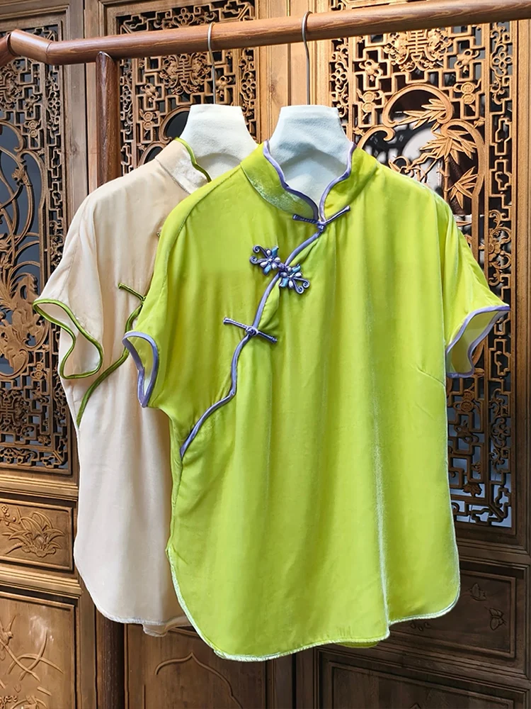 

Новая китайская шелковая бархатная блузка с коротким рукавом для женщин, дизайнерская модель, с эффектом цветового перелива, тонкий воротник-стойка с деревянными элементами.