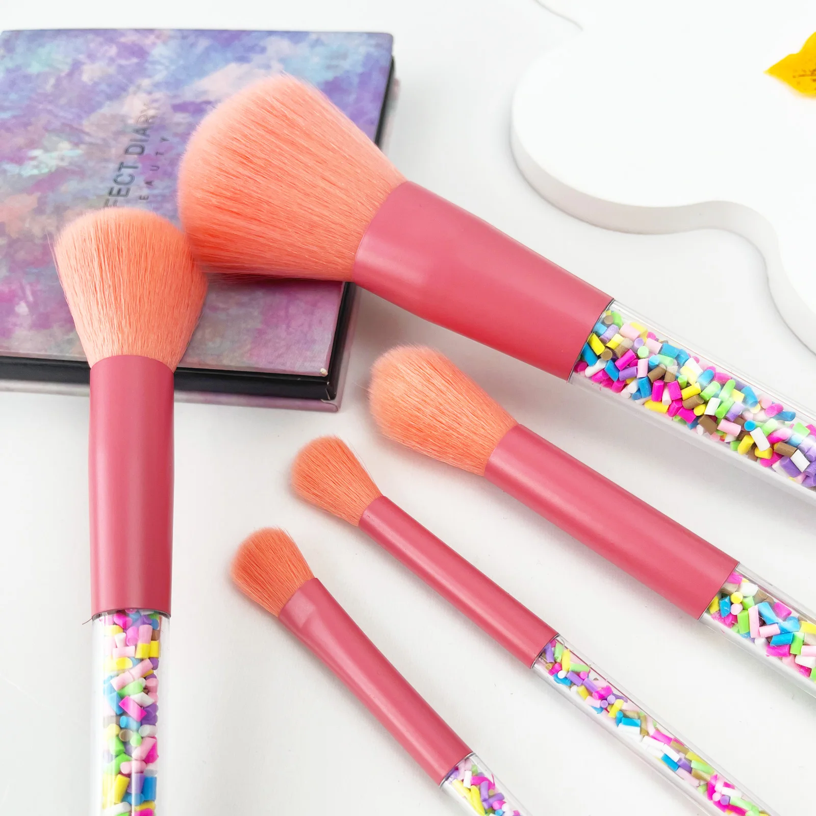 5PCS Stylish and Cute Candy-Colored Makeup Brush Set with Bonus Mushroom Head Sponge Make You the Center of Attention!